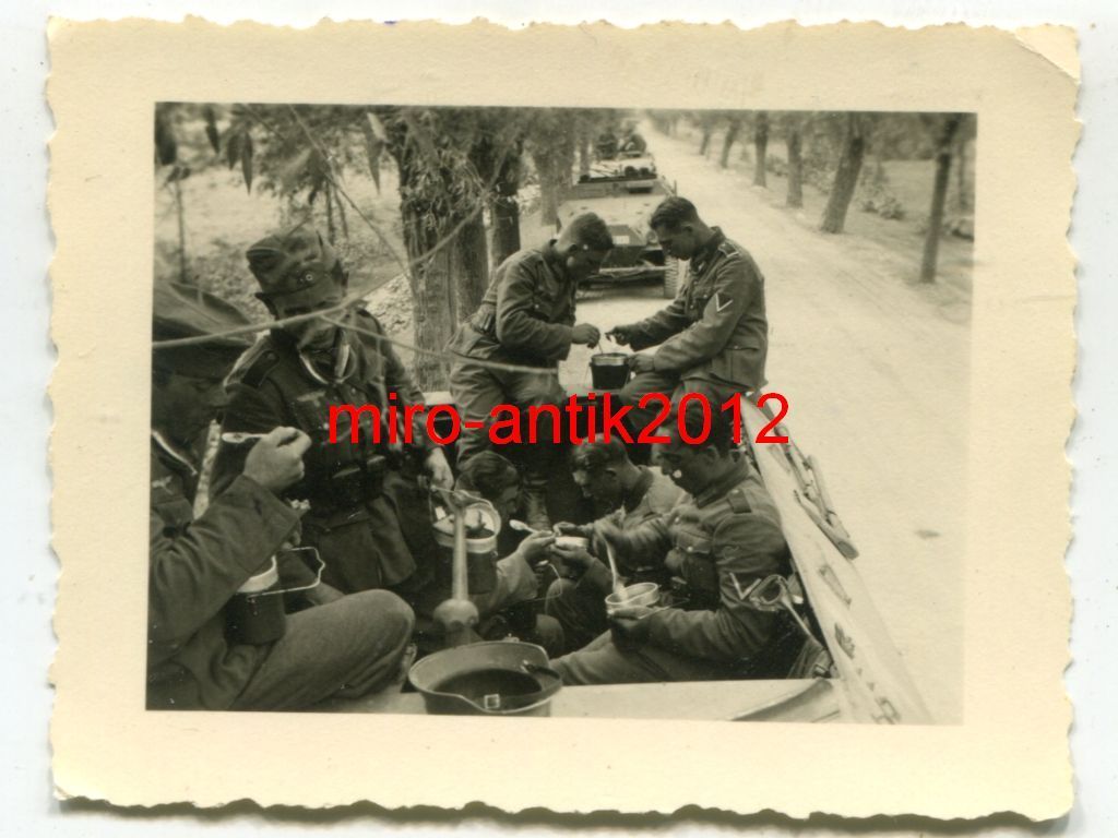 Wehrmacht, Mittagessen im Sdkfz, Panzerspähwagen
