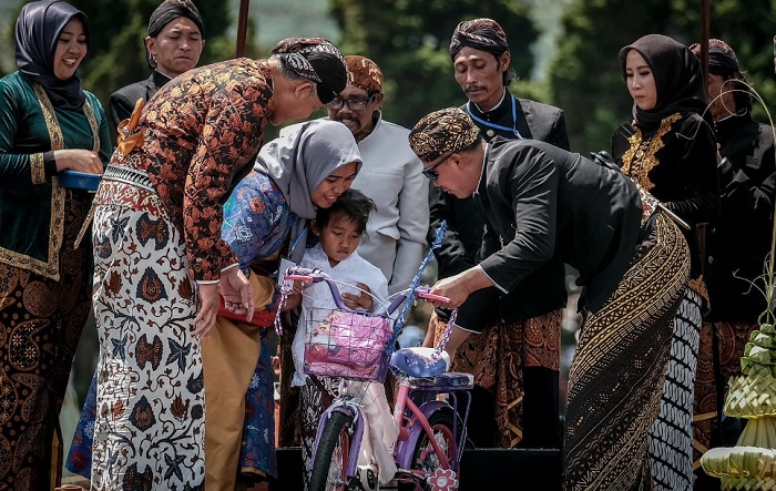 Yumna Arsyla Kinasti (5), salah satu dari 15 anak yang mengikuti ritual potong rambut gimbal dalam Dieng Culture Festival (DCF) 2022, memiliki permintaan yang semua barangnya harus berwarna merah muda (pink) dan bergambar kuda poni.