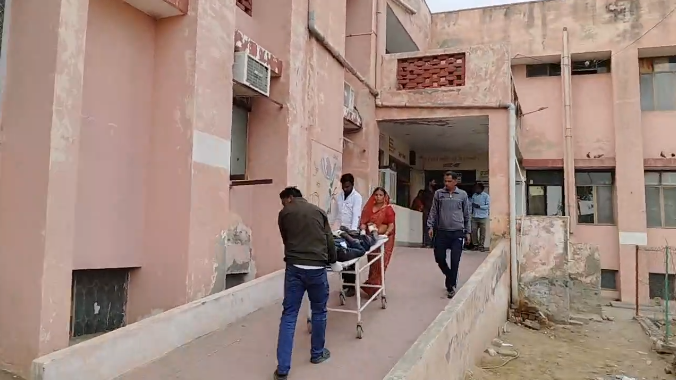पालास स्टैंड के पास सड़क हादसा, एक गंभीर घायल, चूरू रेफर