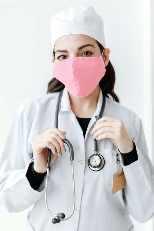 Photo de Thirdman: https://www.pexels.com/fr-fr/photo/personne-en-costume-de-gommage-blanc-avec-masque-rose-5327585/