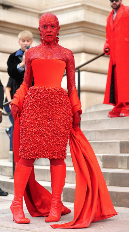 Schiaparelli, i look delle celebs alla sfilata SS23 Schiaparelli, i look delle celebs alla sfilata SS23