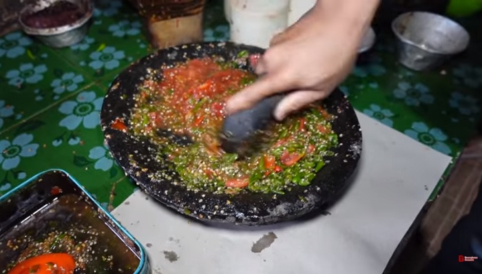 Sambal dadakan yang dibuat di Rumah Makan Belut Palima Raya.