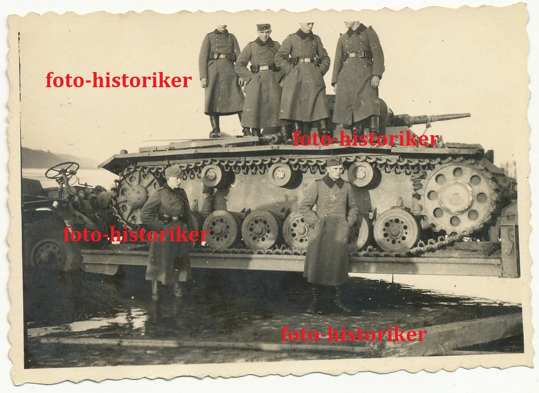 Kameraden mit TANK Panzer III auf Anhänger Tiefl