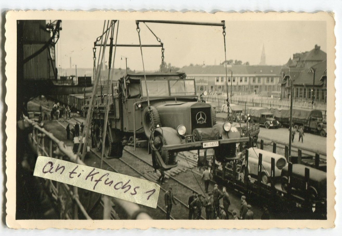Mercedes LKW am Kran hängend bei Schiffs-Verladu