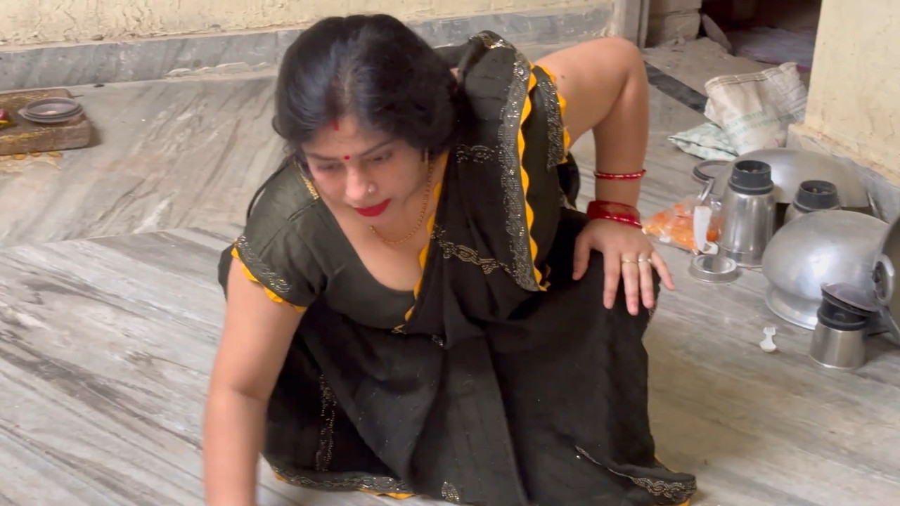 Milky Busty desi aunty sexy boobs Cleavage in green saree.mp4_snapshot_03.42.293