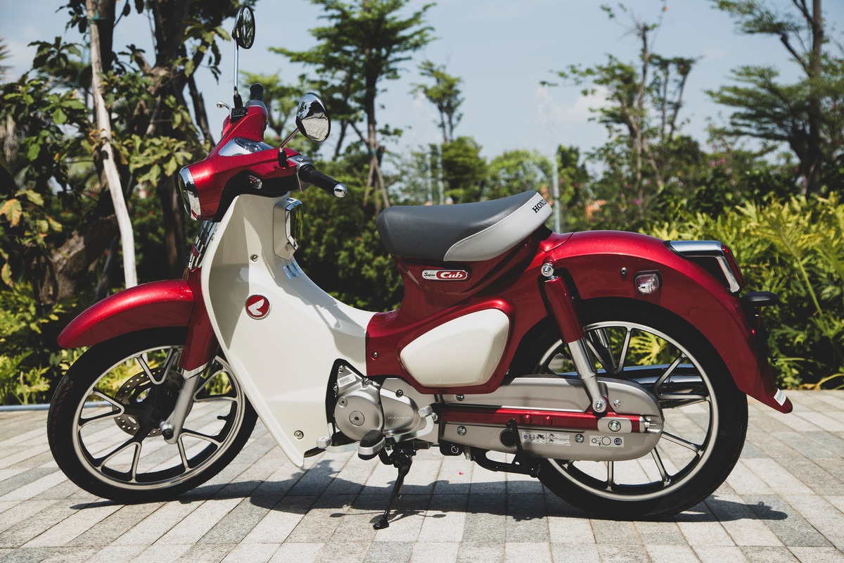 Red-And-White-Motorcycle.jpg