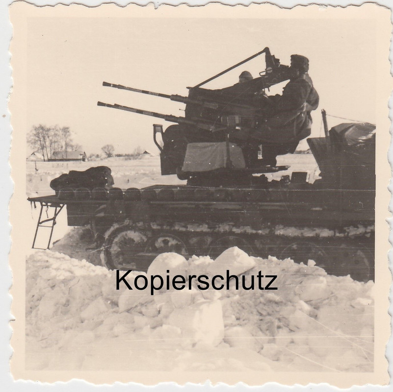 Soldat auf Halbkettenfahrzeug mit Vierlingsflak Flak Vierling Geschütz