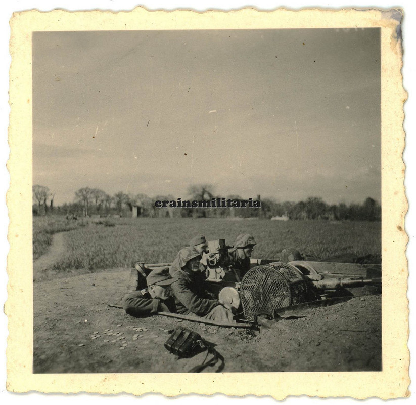 Orig. Foto Flak Soldaten in Geschütz Stellung mit Tarnhelm Camo Überzug Helm