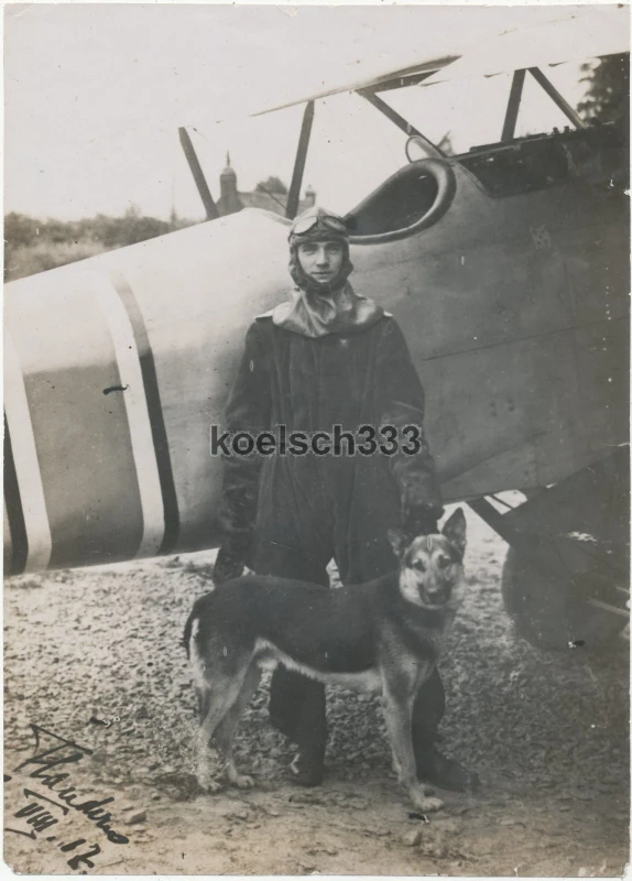Foto Pilot mit Schäferhund vor Doppeldecker Flugzeug der Flieger Ers Abt 1