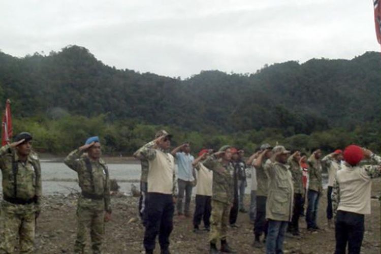 Seratusan mantan kombantan Gerakan Aceh Merdeka (GAM) di Kabupaten Aceh Jaya, Provinsi Aceh menggelar upacara pengibaran bendera bulan bintang dalam rangka memperingati hari milad ke 40 di kawasan pegunungan Aceh Jaya, Minggu (04/12/16).
