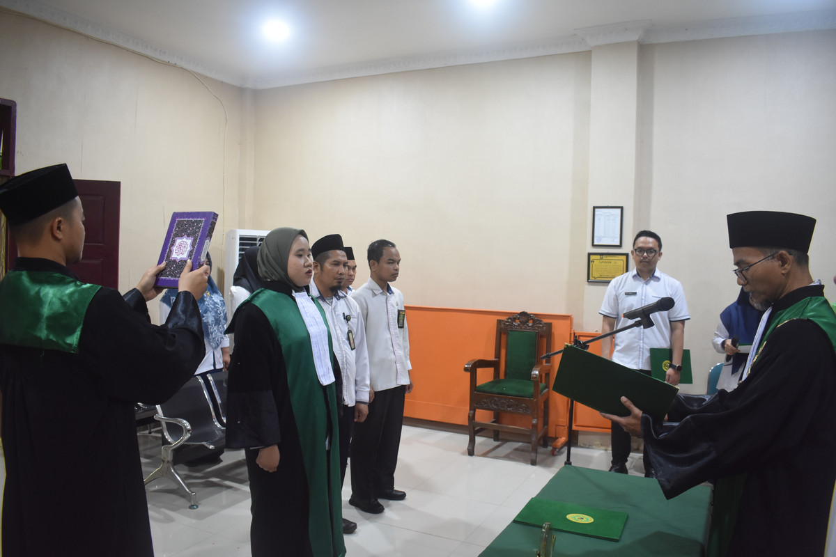 foto pelantikan Hakim Rizki