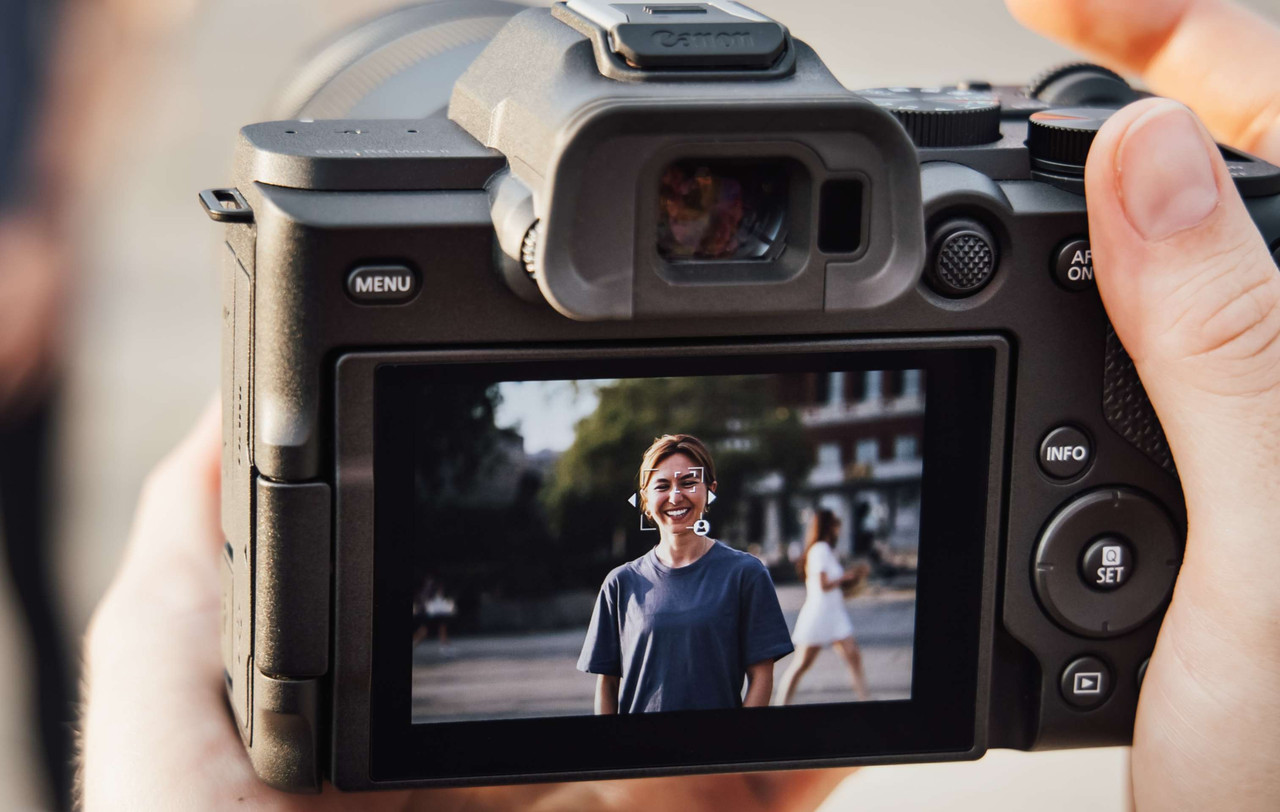 Canon EOS R8 Mark II rear screen tracking a person's face with eye-AF