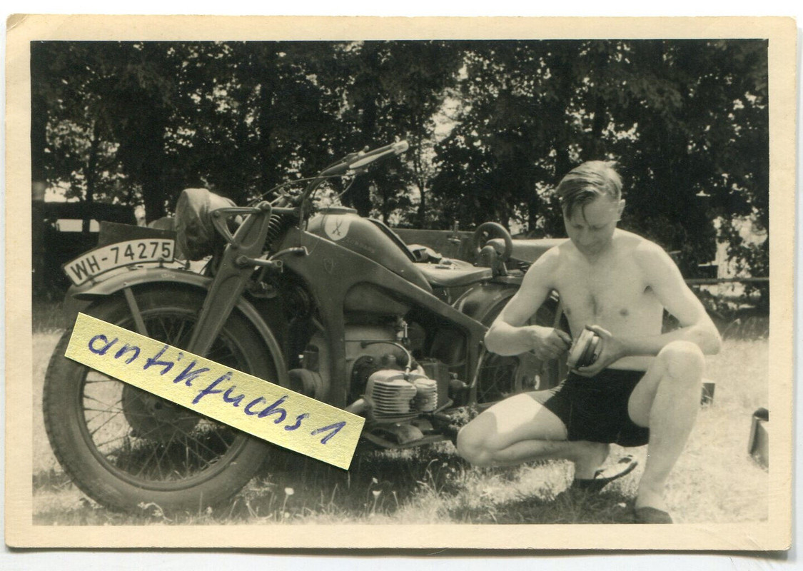 WH-Krad-Gespann von Zündapp mit Divisions-Wappen im 2.WK