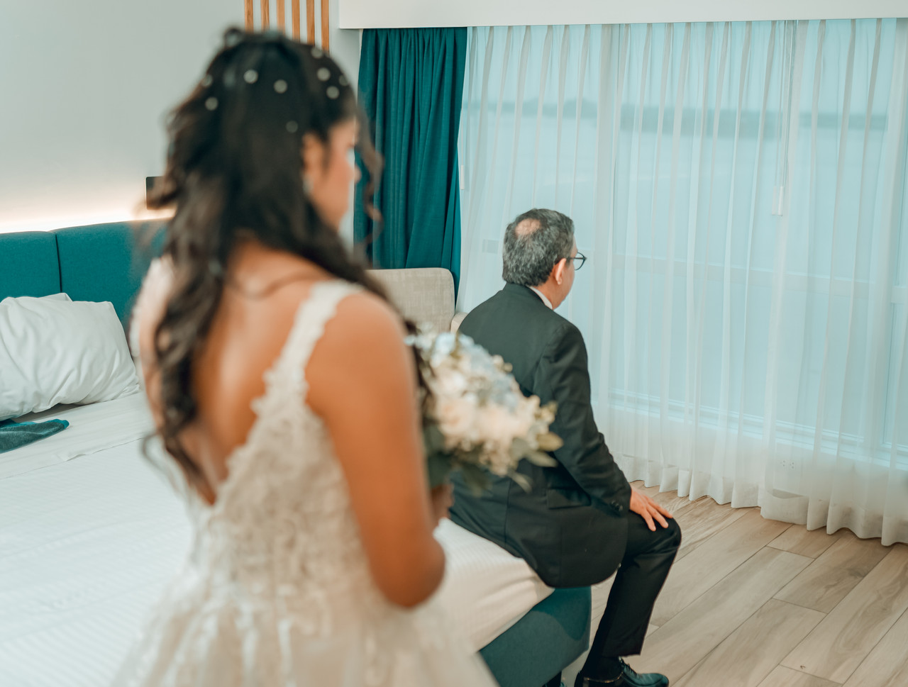 Novia observando a su padre