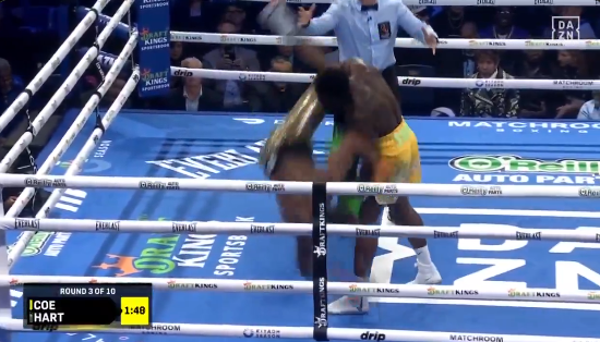 Боксьор се помисли за ММА боец и тръшна своя съперник на ринга