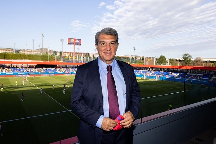 Presiden Barcelona Joan Laporta diketahui tengah menikmati momen liburan di Ibiza, Spanyol setelah melalui hari-hari melelahkan berkat kepindahan sang megabintang Barcelona, Lionel Messi.