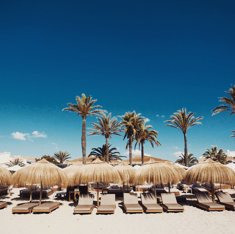 beach-clubs-Beachouse-Ibiza