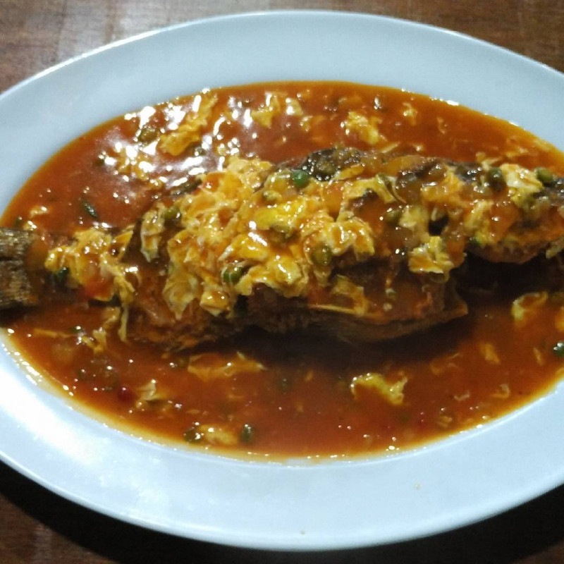 Menu makanan di kedai Nasi Goreng Bakar Seafood Pak De, tempat makan malam di Pekanbaru.