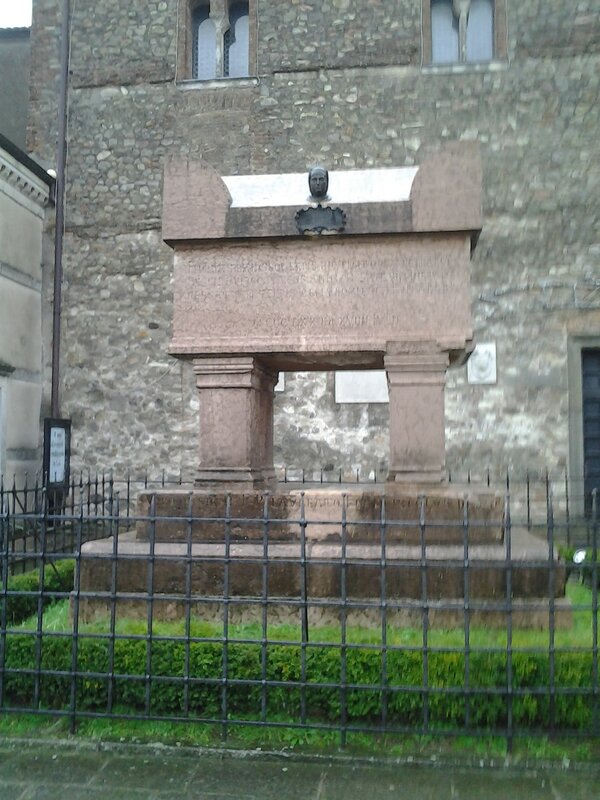 Arqu-Petrarca-Tomb-of-Petrarch