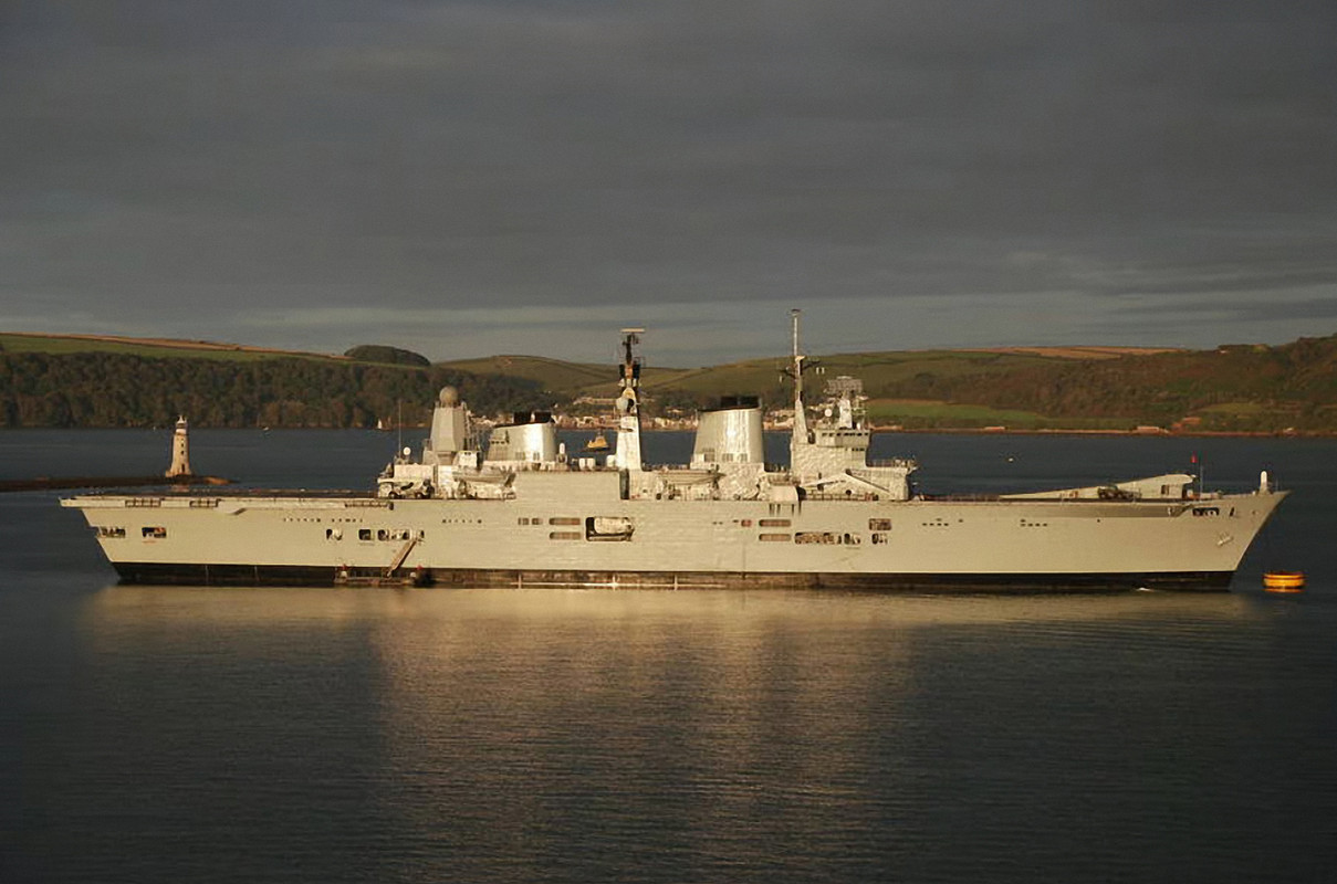 HMS Ark Royal (R.07) в Плимут Саунд, 3 октября 2007-1
