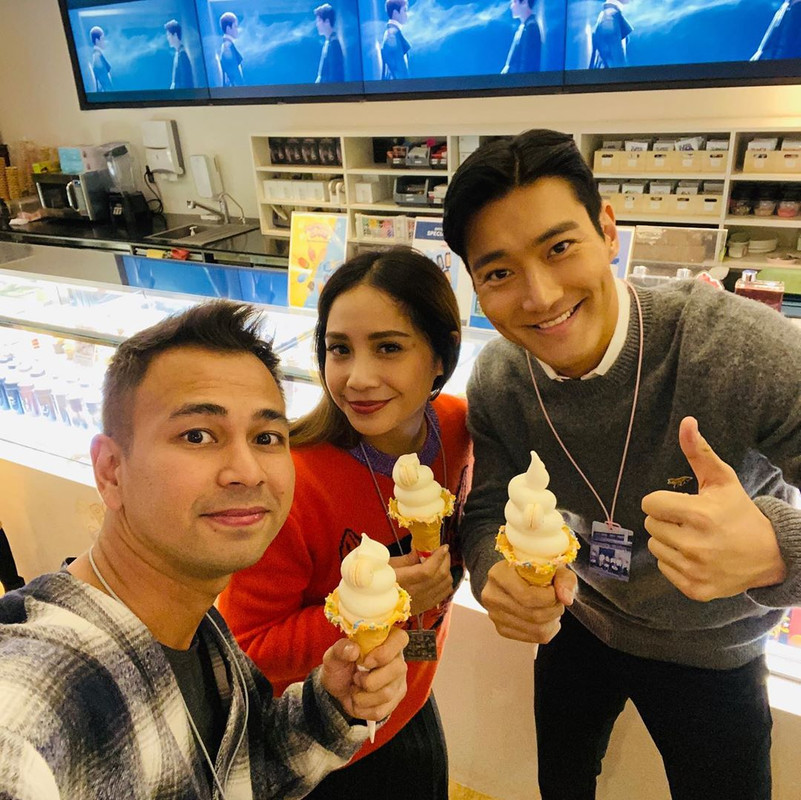 Raffi Ahmad dan Nagita Slavina foto bareng Siwon Suju.