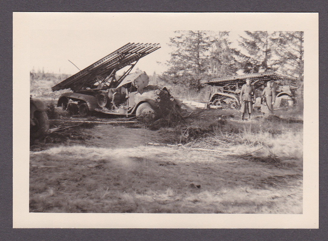 Foto 2.WK.Kameraden vor zerstörte LKWs