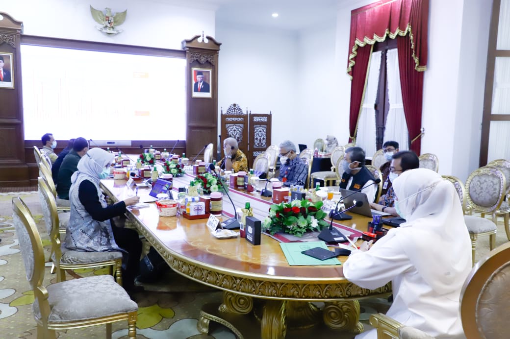 Percepat Vaksinasi Lansia, Gubernur Khofifah Minta Gerak Cepat dan Jemput Bola