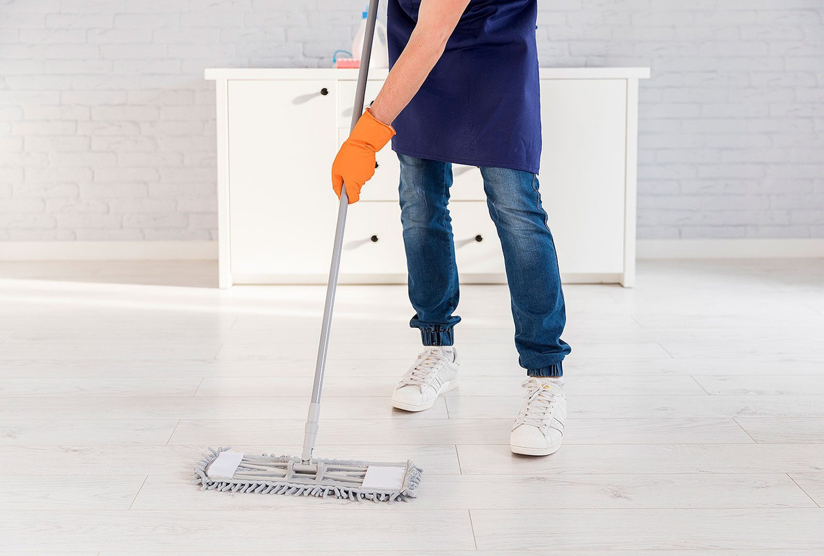 Trapea tu piso con vinagre y sal ¡quedará limpio y brilloso!