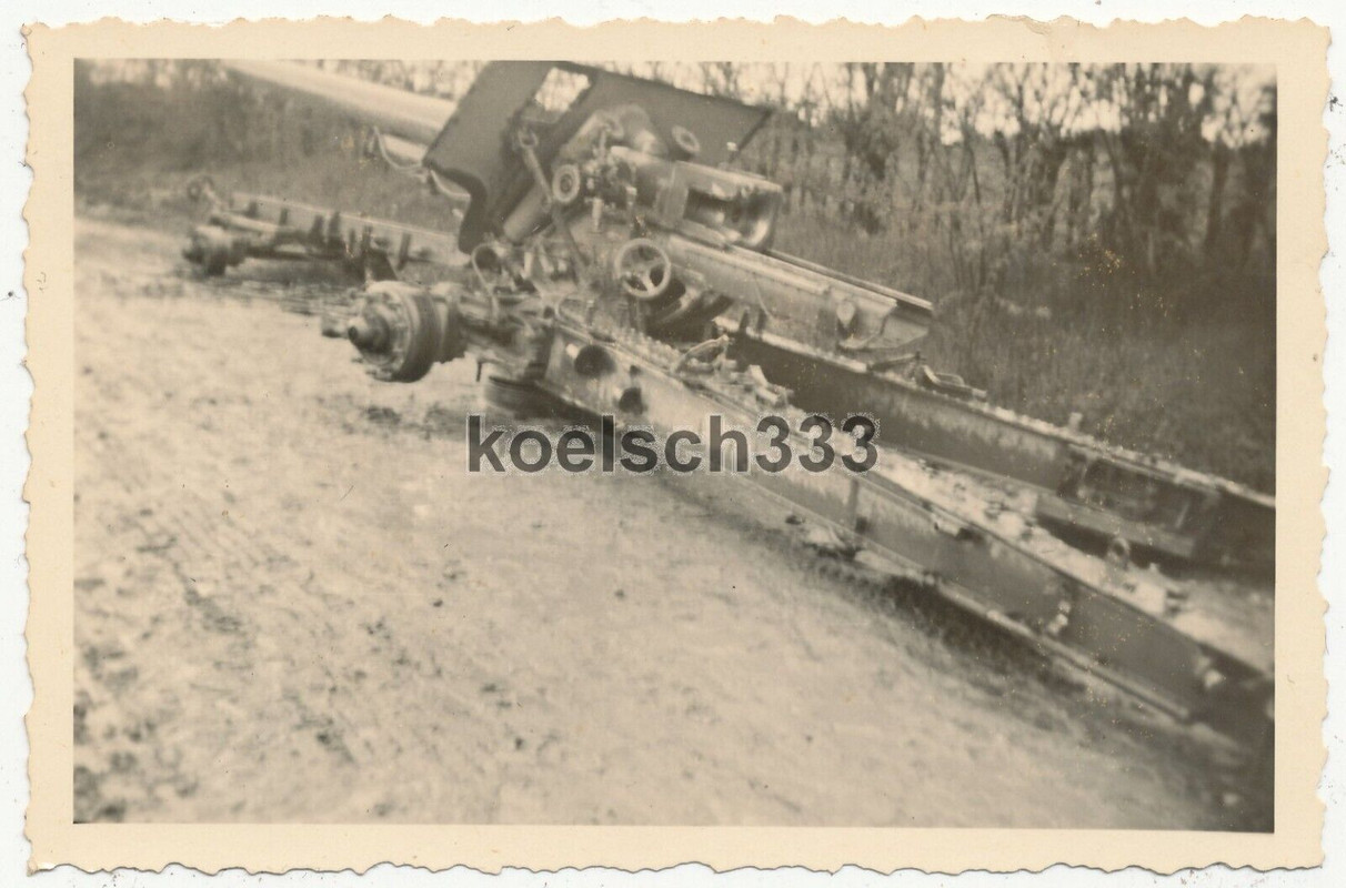 Foto Artillerie Geschütz Wrack an der Ostfront - Wehrmacht Ostfeldzug Russland