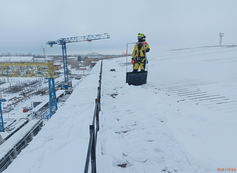 Очистка крыши от снега и наледи — высотные работы в Самаре