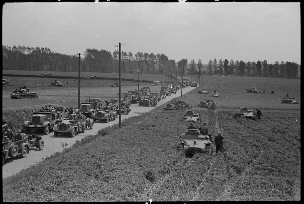 Durant la bataille de Gembloux (Belgique), une colonne de la 4e division blindée (Panzer-Division).