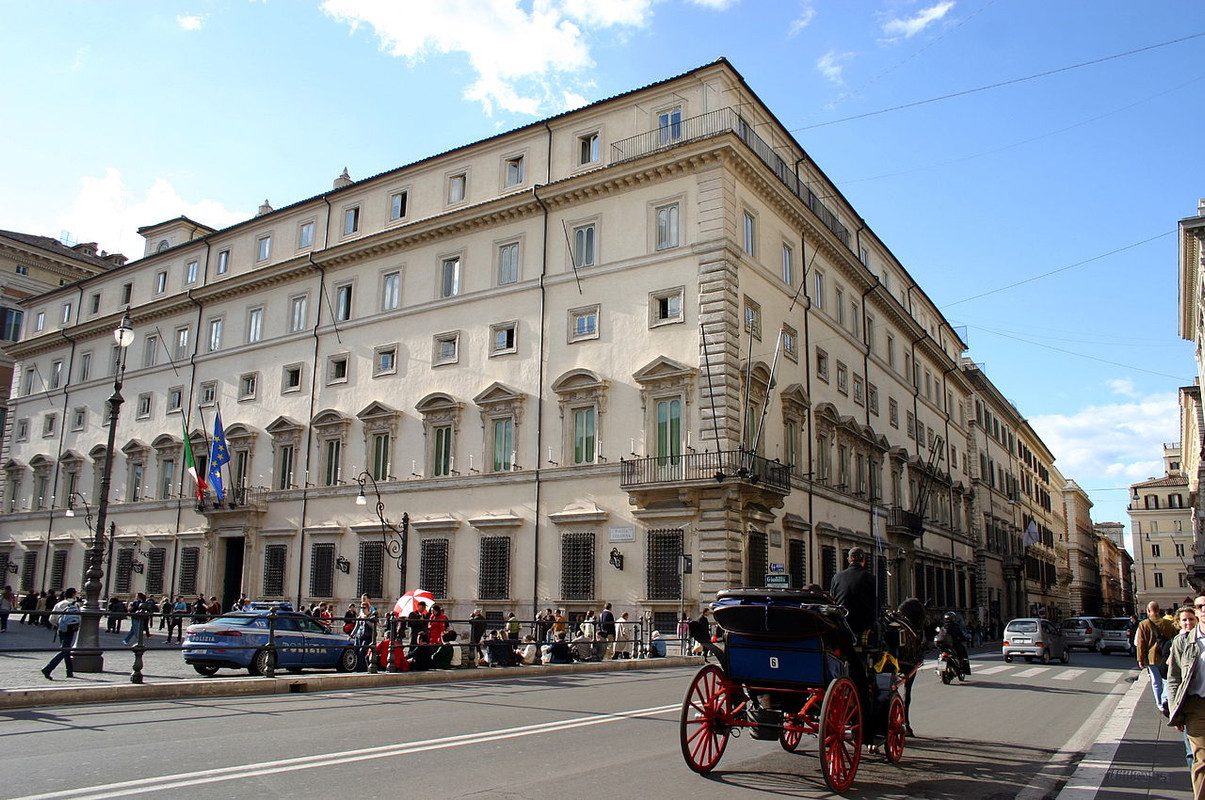 1280px-8127-Roma-Piazza-Colonna-Foto-Giovanni-Dall-Orto-29-Mar-2008