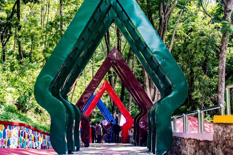 Jalan di Wisata Batu Seribu, Sukoharjo yang Instagramable.