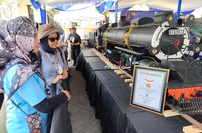 Miniatur lokomotif uap DD52 terbesar se-Indonesia yang hadir di Museum Lawang Sewu, Semarang, Jawa Tengah.