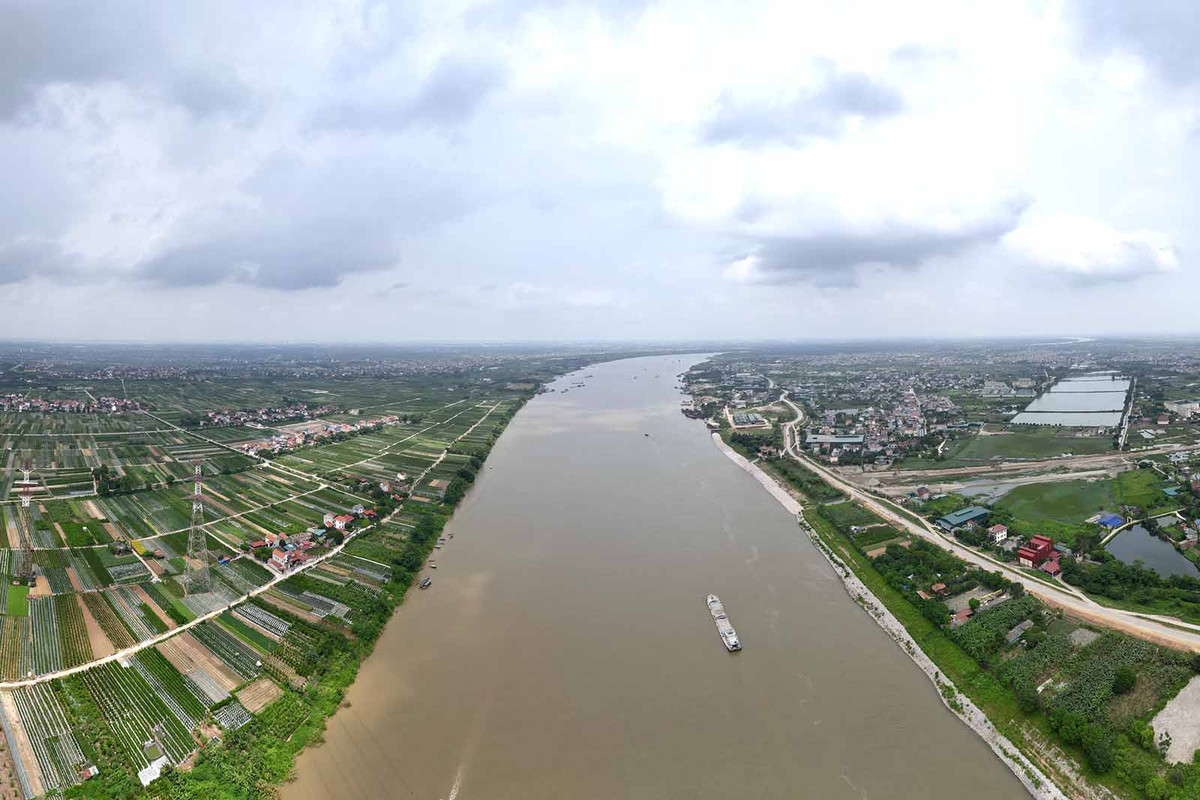 Khu vực xây dựng cầu Mễ Sở qua sông Hồng thuộc dự án đường Vành đai 4, kết nối Hà Nội với Hưng Yên. Ảnh: Hữu Chánh - báo Lao Động