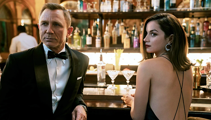 LUCIANA-PALUZZI-DANIEL-CRAIG-1-A-FOTOR.png