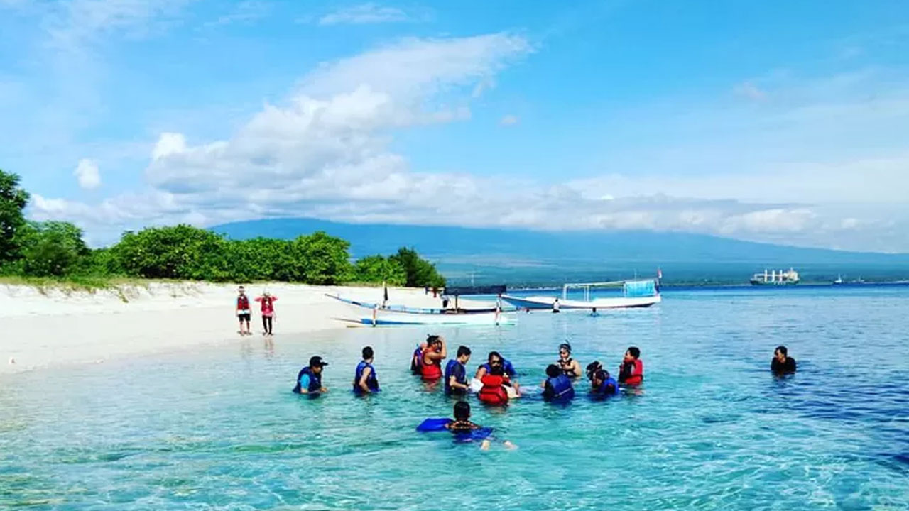 Aktivitas Seru dan Camping di Pulau