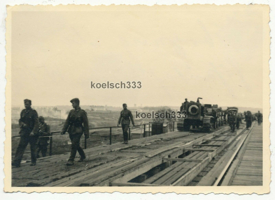 Foto Landser und russischer Beute Traktor Schlepper auf Eisenbahnbrücke Witebsk