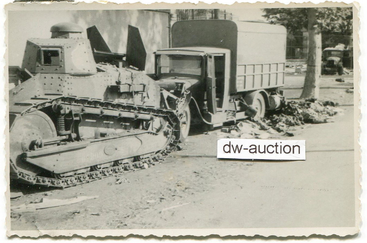 Frankreich , zerstörter Panzer und Fahrzeug