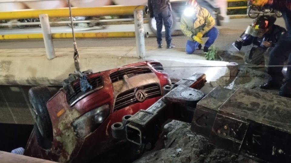 Fatídico accidente: Vehículo se sale de puente y cae a Río de los Remedios; conductor muere