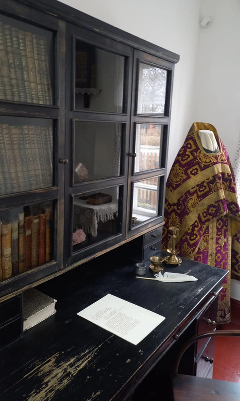 Книжный шкаф и церковное облачение Наркиса Матвеевича Мамина, отца Д.Н. Мамина-Сибиряка