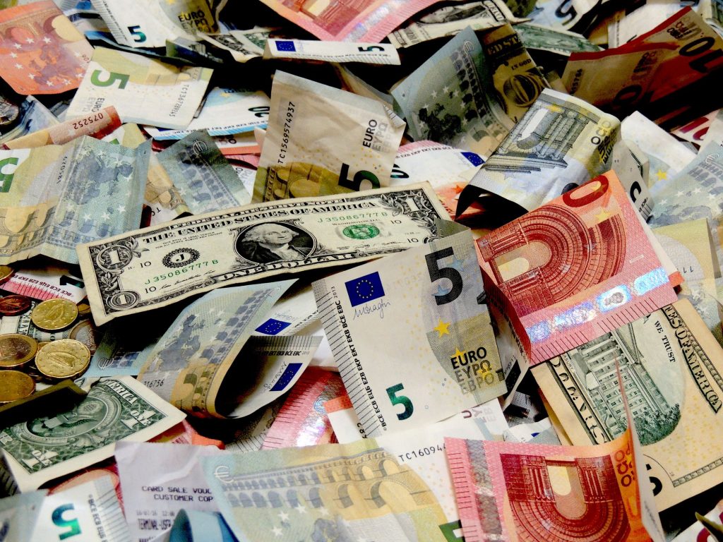 سعر الدولار قبل اجتماع سعر الفائدة 30.85 جنيه واليورو بـ33.77