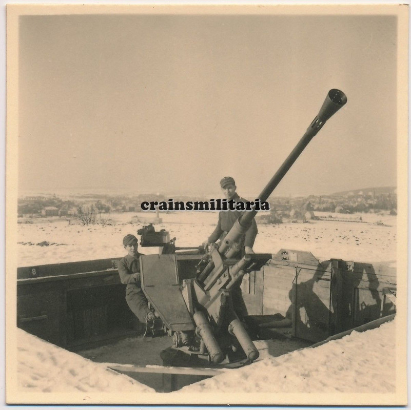 Orig. Foto Jugend Flakhelfer Junge in Flak Geschütz Stellung