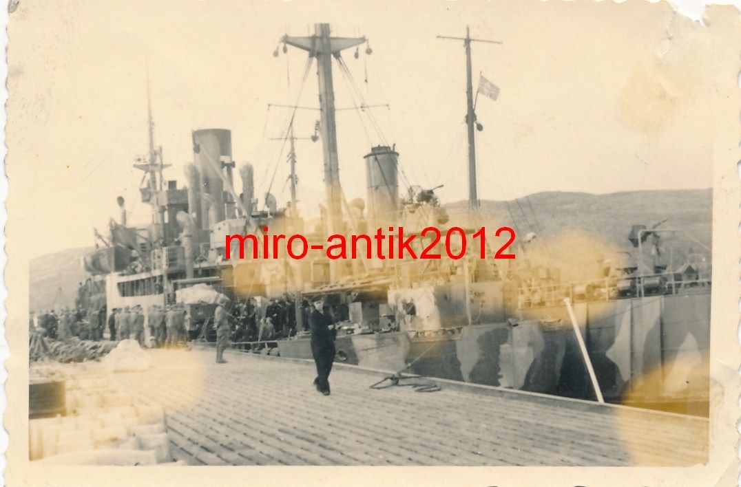Foto, Kriegsmarine, Blick auf ein großes Schiff 