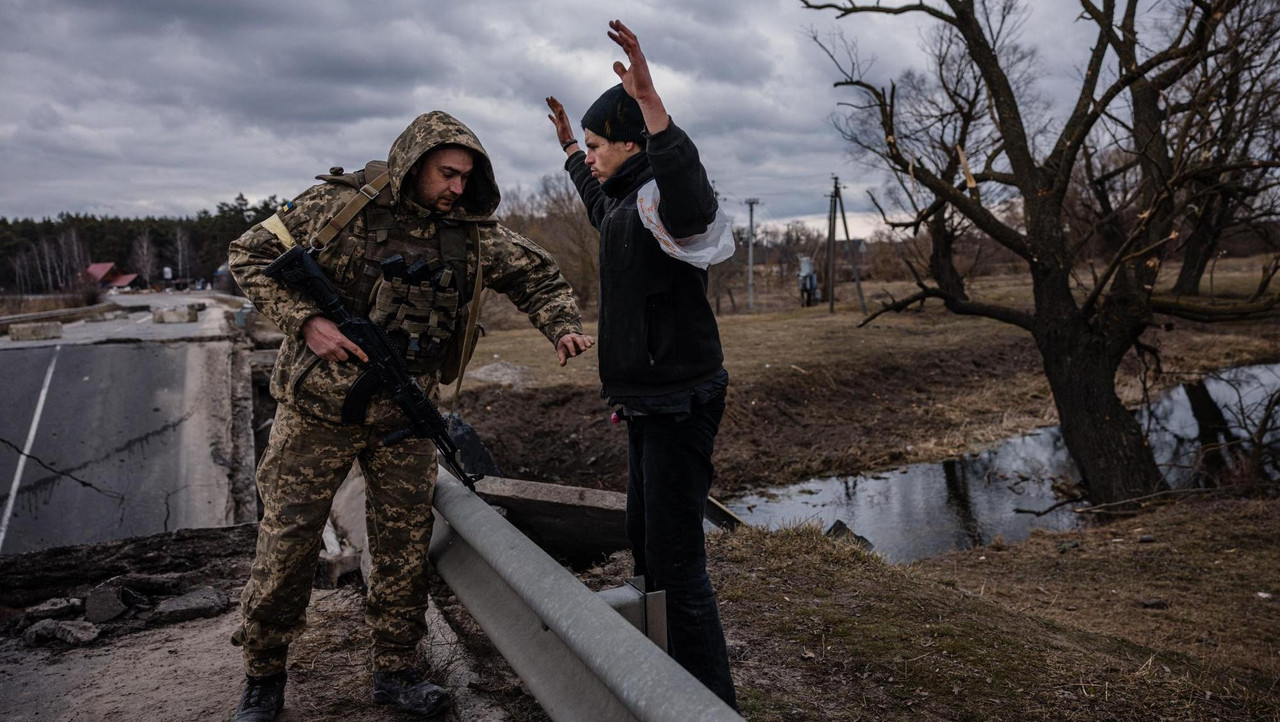 Soldados rusos se disparan las piernas para no pelear contra civiles en Ucrania