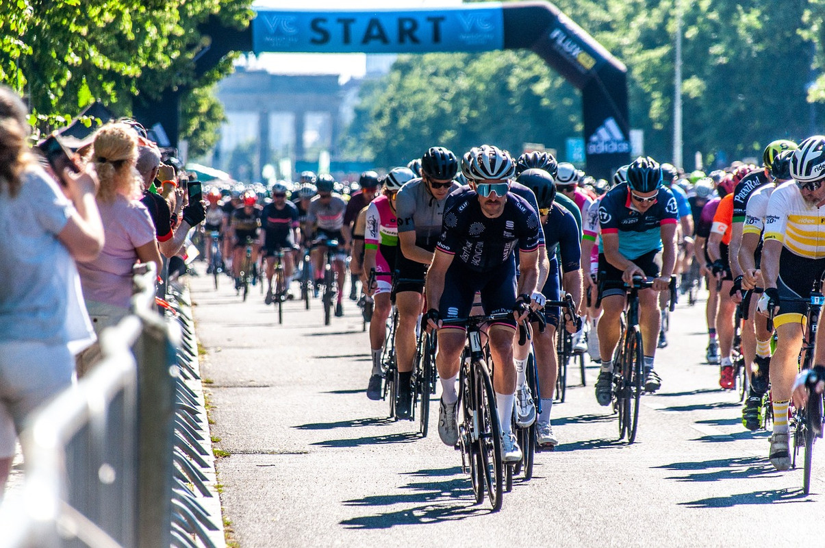 Pelotão em competição de ciclismo