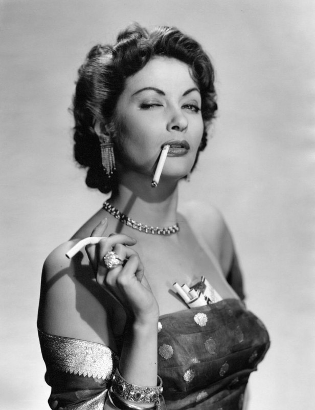 Yvonne_De_Carlo_b27