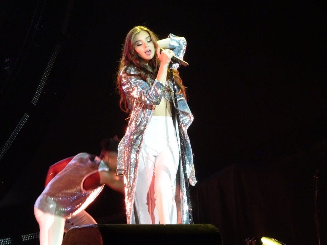 hailee-steinfeld-performs-at-katy-perry-s-witness-the-tour-at-o2