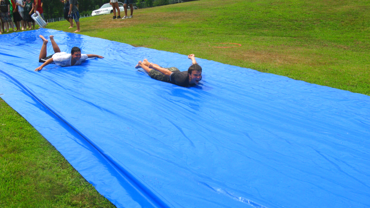 Crianças brincando no escorrega Skibun da CIKALA