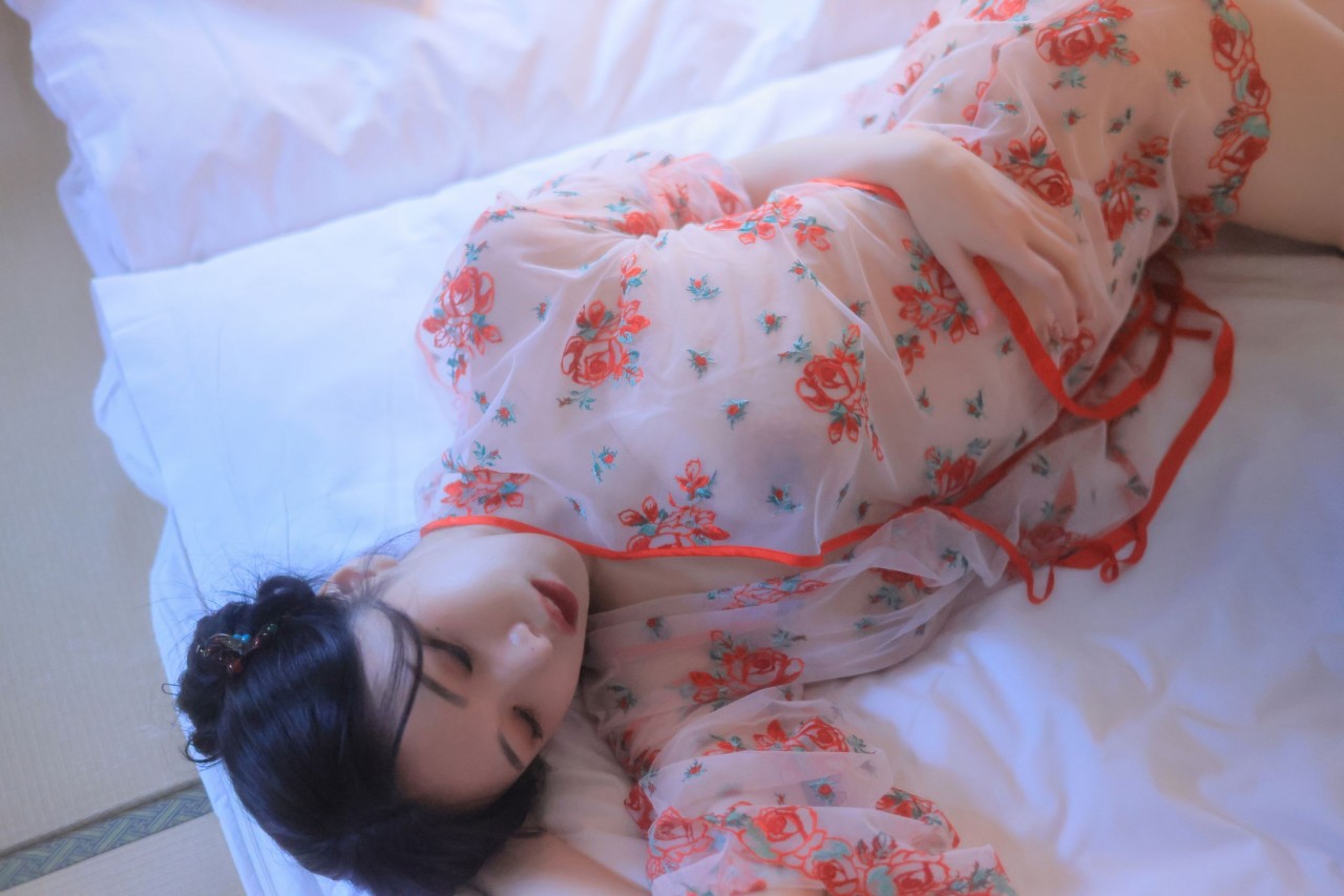 韩国 yeonwoo《粉色碎花睡衣》写真，性感与优雅，睡衣风美女插图2